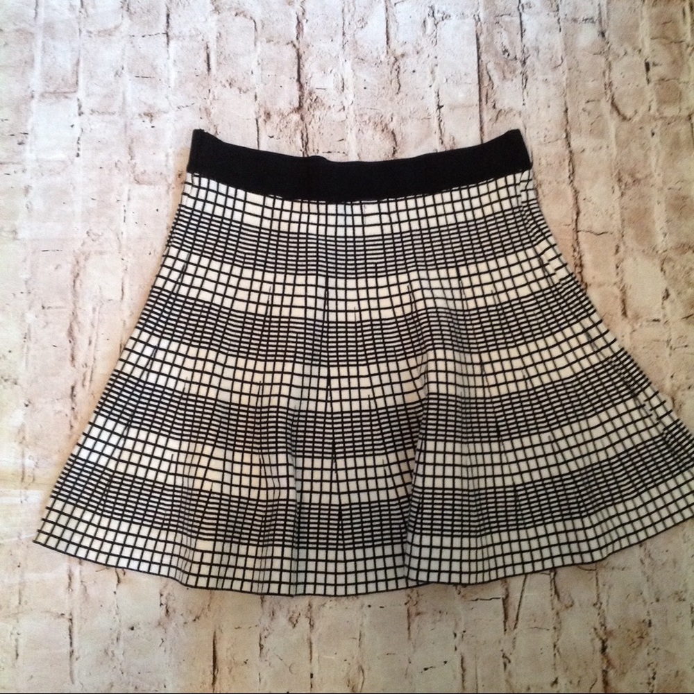 Toto black/white knit skirt size L.